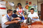 8月30日，在村民梁欲妹的家里，伍思扬律师(左1)在翻阅核对案卷资料。信息时报记者 陈引 通讯员 刘洪群 摄 - 新浪吉林