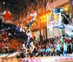 JS中国顶尖花式篮球表演队在嘉年华上表演花式扣篮。 冯岗 摄 - 新浪吉林