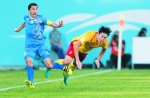 11日，中国队球员蔡慧康（右）在比赛中拼抢。 　　（新华社发） - 新浪吉林