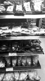 超市里的盐种类很多。 　　摄影 吴喏 - 新浪吉林