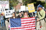 美国华人携枪大游行 抗议嘻哈歌曲煽动抢劫华人 - 松花江网