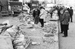 26日12时 记者在桦甸街秋菜销售点拍摄到仍有人在销售秋菜 - 新浪吉林