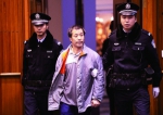 昨天，吴某(左二)因涉嫌故意伤害罪在北京市一中院受审。北京晨报记者 郝笑天/摄 - 新浪吉林