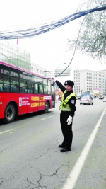皓月大路辅警手举电缆线40分钟保畅通 - 交通警察支队