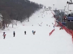 长春庙香山滑雪场今日正式开滑 吸引大批游客 - 新浪吉林