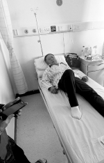 被打的佟老汉在医院接受治疗 - 新浪吉林