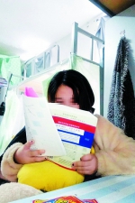 学生在寝室里抱着暖宝看书   摄影 石天蛟 - 新浪吉林