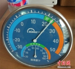 11月17日，北京天通苑一居民家中温度计显示室温超过20度。中新网 邱宇 摄 - 新浪吉林