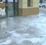 西安大路康平街一门市房漏水 积冰占据人行道 - 新浪吉林