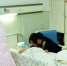 护士在为晓恬换药，妈妈在一旁照顾她 现代快报/ZAKER南京见习记者 吉星 摄 - 新浪吉林