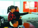 11月29日，业主拿着材料与业主委员会沟通。摄影 刘连宇 - 新浪吉林