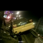 高架桥出租车与私家车相撞 私家车撞上有轨电车 - 新浪吉林
