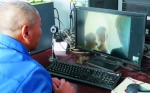 戒毒人员和家人通过视频报平安。 本组摄影 石天蛟 - 新浪吉林