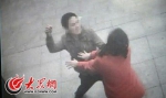 网友微博爆料中的视频监控画面记录了孟女士被打过程。 - 新浪吉林