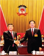 图为市委书记赵静波（右）与新一届政协主席崔振吉握手。    记者  朱奕名 - 新浪吉林