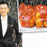 刘德华体贴地由公关向传媒送上一袋桔，寓意大吉大利 - 新浪吉林