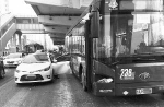 私家车开车门与公交车相刮。 　　摄影 海涛 - 新浪吉林