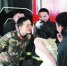 消防军嫂和丈夫在警营拍摄了不一样的婚纱照。 　　摄影 海涛 - 新浪吉林