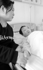 妈妈在看护受伤的帅帅。  摄影 石天蛟 - 新浪吉林