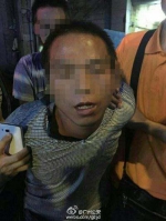 被告人郑发岑被抓获瞬间。图片来源：@广州公安 - 新浪吉林