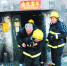 消防官兵背出被困的老年人。 本组图片摄影 海涛 - 新浪吉林