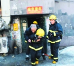 消防官兵背出被困的老年人。 本组图片摄影 海涛 - 新浪吉林