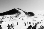 莲花山滑雪场，人们正在抓住冬天的尾巴，享受冰雪的快乐。资料图片 - 新浪吉林