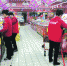 诺大的超市内只有几名工作人员整理商品。　摄 影 　　康重华 - 新浪吉林