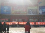 吉林大妈拉横幅围堵乐天超市 要求其“滚出中国” - 新浪吉林