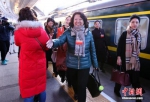 　　3月2日清晨，出席十二届全国人大五次会议的黑龙江代表团乘火车抵达北京，成为首批抵京的京外代表。 中新社记者 刘震 摄 - 新浪吉林