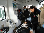 “120”医护人员正在急救车内抢救患者。 - 新浪吉林