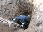 待挖沟机挖掘完毕，消防官兵对水泥管进行破拆。 - 新浪吉林