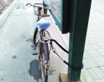 长春一辆自行车拴公交候车亭 对候车人造成不便 - 新浪吉林