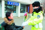 一朵鲜花一个吻 小学生感谢女交警 - 交通警察支队