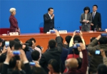 3月15日，国务院总理李克强在北京人民大会堂与中外记者见面，并回答记者提问。这是记者会结束后，李克强与记者交流。 - 食品药品监督管理局
