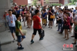资料图：2015年6月13日，考生走出中国人民大学自主招生考试考场。中新社发 侯宇 摄 - 新浪吉林