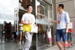 资料图：2015年6月13日，考生走出中国人民大学自主招生考试考场。中新社发 侯宇 摄 - 新浪吉林