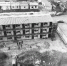 联排板房和旱厕就在居民楼附近。  摄影 康重华 - 新浪吉林
