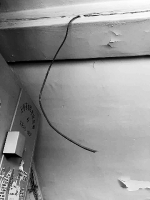 居民楼被剪断的网线。摄影 康重华 - 新浪吉林