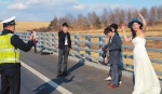 新人在延吉高速路拍婚纱照 这种“浪漫”玩不得 - 长春新文化网