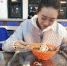 近日，福建农林大学一位女生在食堂吃饭的照片在网络上走红，远处看女生是坐着吃饭，凑近看才知道并非坐着，而是在座位上一字马！ - News.365Jilin.Com