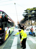 朝阳交警稳固电缆保畅通 - 交通警察支队