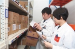 昨天，宣武医院，药库人员正在核对药品。新京报记者 戴轩 摄 - 松花江网