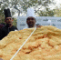 真会玩！印度民众又开挂 这次炸了个大油饼直径达1.47米(图) - News.365Jilin.Com