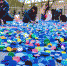 长春光华学院学生20万枚废弃瓶盖拼巨幅世界地图 - 新浪吉林
