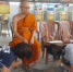 上天的安排！泰国高僧因误机偶遇分离16年的妻女 难得团聚(图) - News.365Jilin.Com
