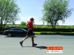 奔跑中的曲延峰。北京跑友牡丹 摄 - News.365Jilin.Com