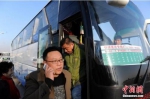 资料图：乘客乘坐北京快速直达专线47路。中新社发 刘亮 摄 - 新浪吉林