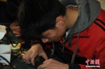 资料图：图为安徽省特殊教育中专学校一名学生正在维修手机。张子扬 摄 - 新浪吉林