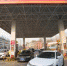 资料图：山西太原，加完油的车辆驶出加油站。 张云 摄 - 新浪吉林
